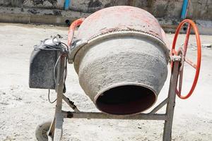 équipement pour mélanger le ciment dans la construction photo