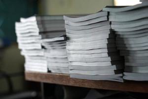 pile de livres sur un bureau en bois photo