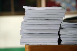 pile de livres sur un bureau en bois photo