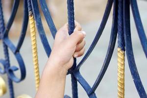 la main de l'enfant a touché la porte de la maison parce qu'il ne pouvait pas sortir. photo