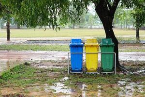 poubelle dans le parc un jour de pluie photo