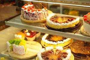 Gâteau en vitrine coupé en morceaux vendus dans un café photo