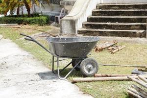 chariot pour le chargement du ciment dans la construction. photo