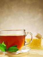 tasse de thé avec du miel photo