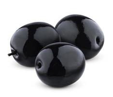 Trois olives noires isolés sur fond blanc photo
