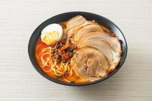 nouilles ramen soupe épicée au tomyum avec rôti de porc photo