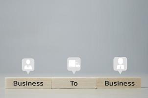 cubes en bois avec b2b business to business et icônes sur table et espace de copie. concepts commerciaux. photo