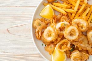 calamars - calmars ou poulpes frits avec des frites photo