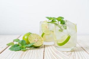 soda citron vert glacé à la menthe