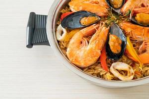 paella de fruits de mer aux crevettes, palourdes, moules sur riz au safran photo