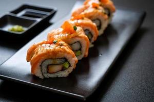 rouleau de sushi au saumon grillé avec sauce photo