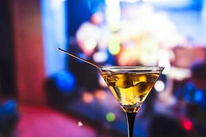 verre à martini et olives vertes photo