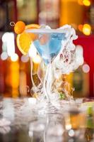 cocktail avec de la glace sur le bureau du bar photo