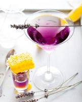 martini, lavande, miel, cocktail citron sur fond blanc. Vermouth. photo