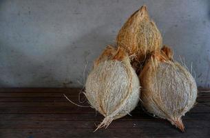cette vieille noix de coco sera transformée par les citoyens indonésiens en kueh ou en pudding, etc. photo