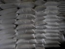 engrais chimique le stock de produits est emballé dans des sacs, empilé dans l'entrepôt, en attente de livraison. photo