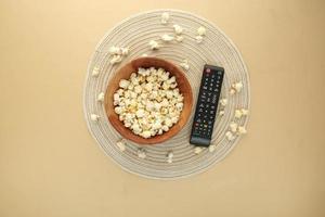 Vue grand angle du pop-corn et de la télécommande de la télévision sur la table photo