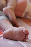 gros plan sur des pieds d'enfant secs sur le lit , photo