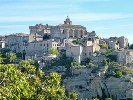 vieille ville en italie sur une colline photo