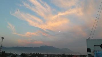 belle vue sur le paysage avec le lever du soleil photo