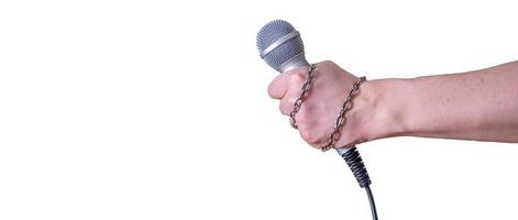 main féminine avec microphone, sur fond blanc. photo