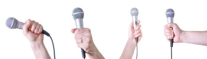 personnes tenant différents microphones sur fond blanc, gros plan photo