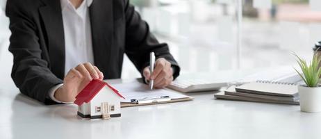 l'agent immobilier ou l'agent de banque décrit l'intérêt du prêt au client avec des contrats d'achat de maison ou sur les prêts de bureau et les taux d'intérêt photo