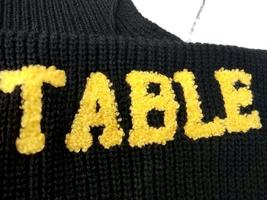 texture de tissu de tricot lâche avec des fibres de laine. texture de tricot machine répétitive de chandail chaud photo