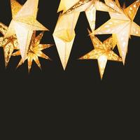 Lanterne en papier en forme d'étoile contre le ciel nocturne photo