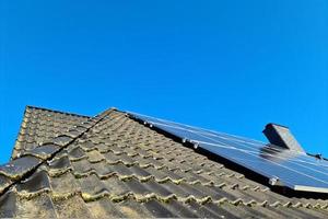 panneaux solaires produisant de l'énergie propre sur le toit d'une maison d'habitation