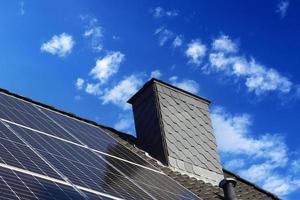 panneaux solaires produisant de l'énergie propre sur le toit d'une maison d'habitation photo