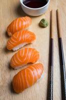 sushi au saumon photo