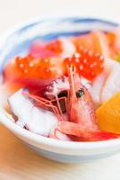 bol de riz au poisson cru sashimi photo