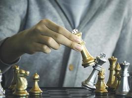 garçon sérieux concentré développant le jeu d'échecs, la stratégie, jouant au jeu de société pour gagner une concentration intelligente et un enfant pensant tout en jouant aux échecs. concept d'apprentissage, de tactique et d'analyse. photo