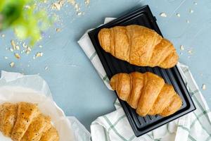 croissants fraîchement cuits sur plaque noire. les croissants français et américains et les pâtisseries cuites au four sont appréciés dans le monde entier. photo