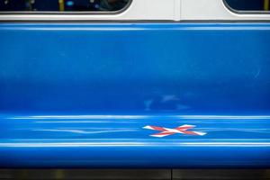 rangée de sièges bleus dans le train avec ruban de marquage croisé en période coronavirus covid-19. cela signifie une distanciation sociale dans les transports. photo