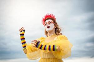 mime de rue, essayant de flotter dans les airs photo