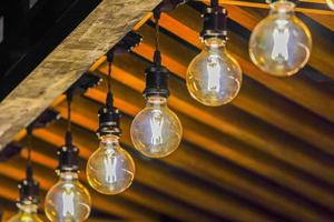 lumière de lampe de cercle de tungstène sur la rangée, coller sur le plafond du kiosque en bois. photo