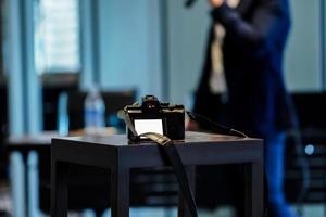 enregistreur vidéo amateur et non professionnel statique pour enregistrer le conférencier dans un petit séminaire dans la salle de conférence. photo