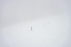 skieurs sur les pistes en jour brumeux photo