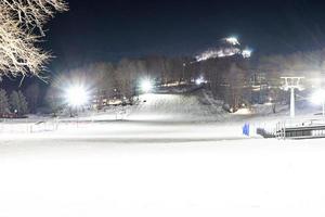 vue nocturne des pistes de ski à bakuriani photo