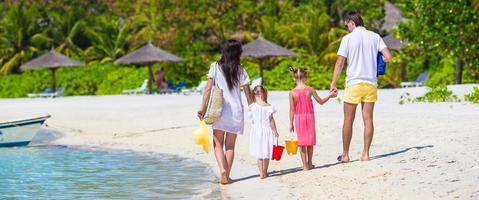 vue arrière d'une famille heureuse en vacances d'été photo