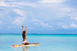 Jeune femme active sur stand up paddle board photo