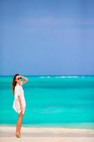 belle jeune femme pendant les vacances à la plage tropicale photo