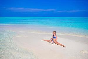 adorable petite fille à la plage pendant les vacances d'été photo