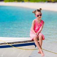 adorable petite fille sur le bateau pendant les vacances d'été photo