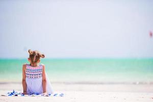 jolie petite fille à la plage pendant les vacances d'été photo