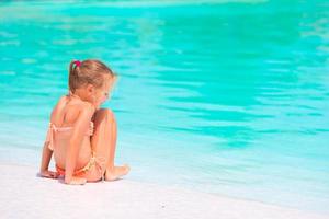 adorable petite fille à la plage pendant les vacances d'été photo