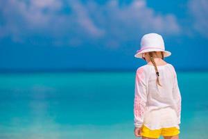 adorable petite fille à la plage pendant les vacances d'été photo