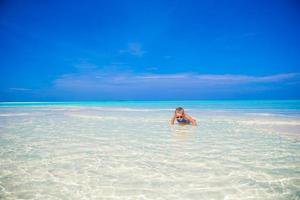 adorable petite fille à la plage pendant les vacances d'été photo